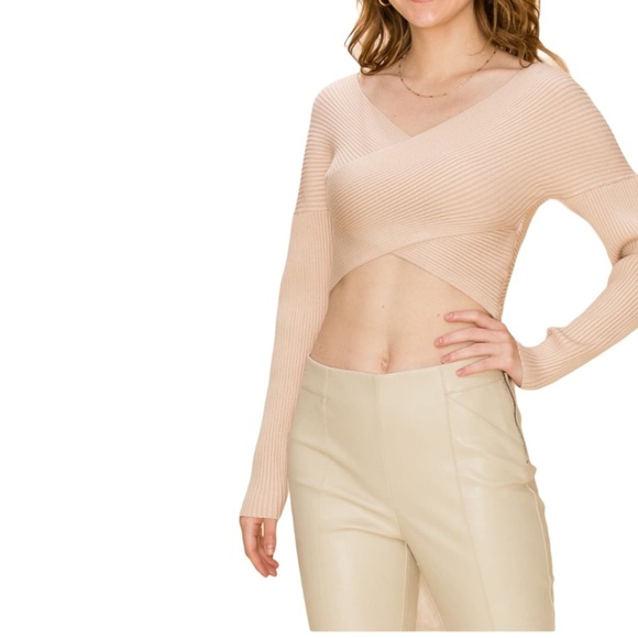 🌸New🌸 HYFVE Ribbed Crossover Cropped Sweater L - Picture 2 of 8